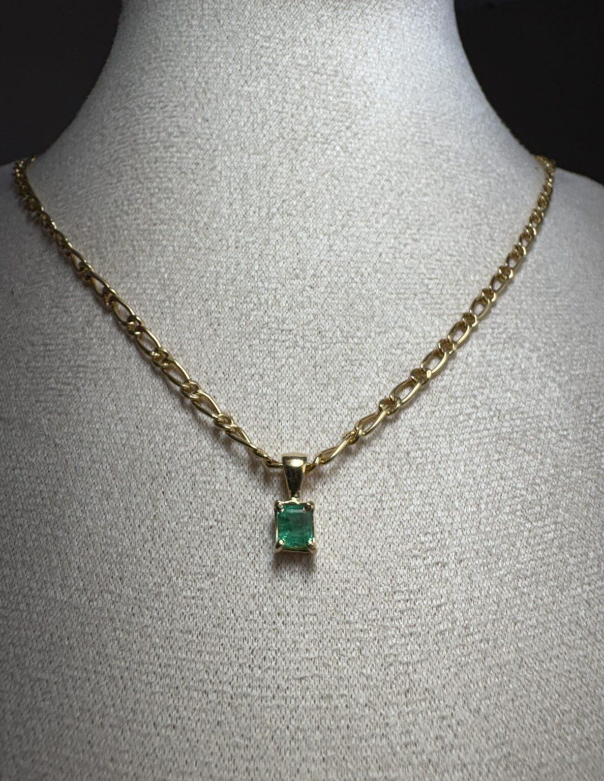 CADENA CON DIJE DE ESMERALDA CUADRADO